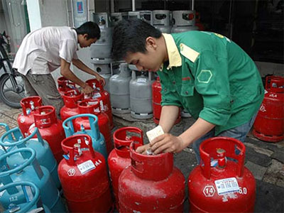 Giá gas giảm, người tiêu dùng sẽ bớt khó khăn hơn (ảnh minh họa).